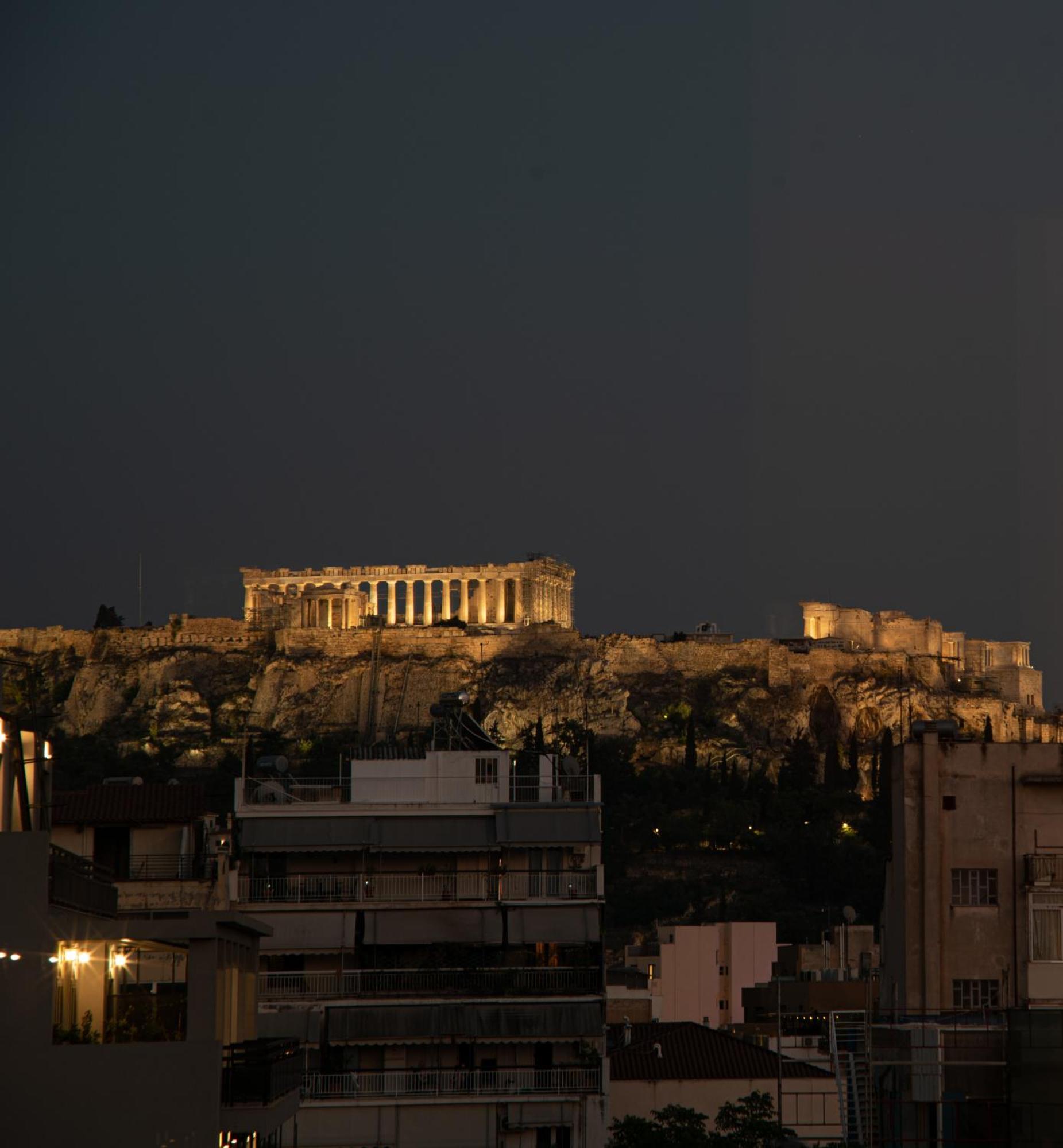 Apartamento Stunning Acropolis View - 500M Metro - At Historical Center Atenas Exterior foto