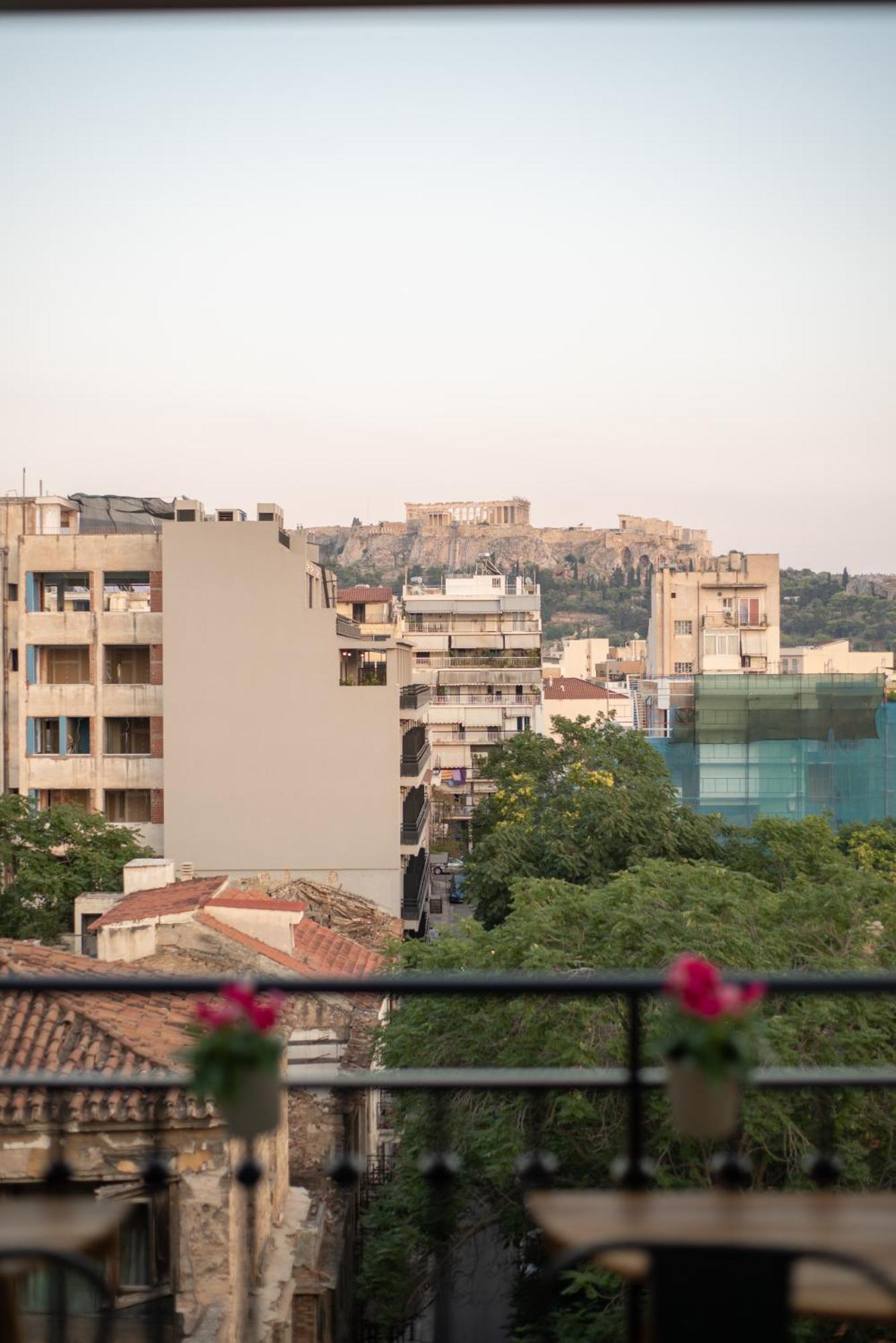 Apartamento Stunning Acropolis View - 500M Metro - At Historical Center Atenas Exterior foto